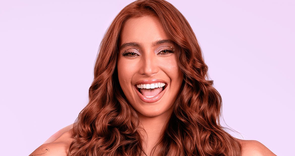 anessa Lopes radiante com seus cabelos louros acobreados, transmitindo confiança e inspirando seus seguidores a abraçarem sua beleza natural.